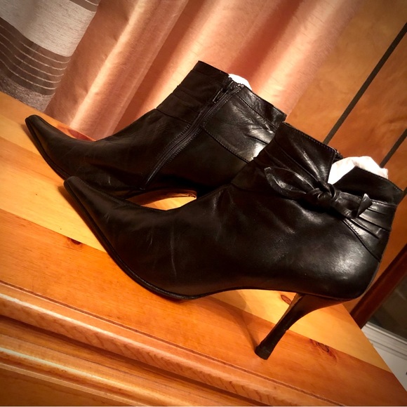 EUC KENNETH COLE genuine leather black ankle heeled booties size 9 - Picture 1 of 12